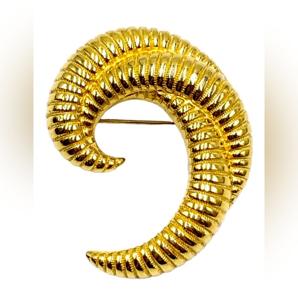 MONET Large Vintage Vintage Gold Tone Crescent Ribbed Textured Pin Brooch - Picture 1 of 8